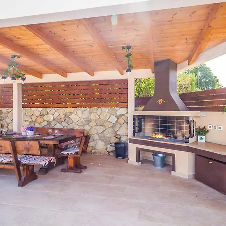 Maggie Alonia Villa Áno Yerakaríon